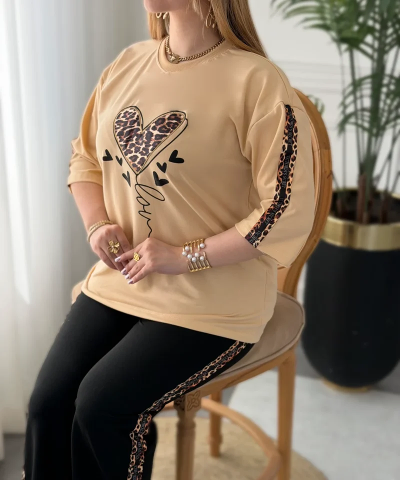 نمای نزدیک گلدوزیهای قلبی روی پارچه پنبهای ست راحتی