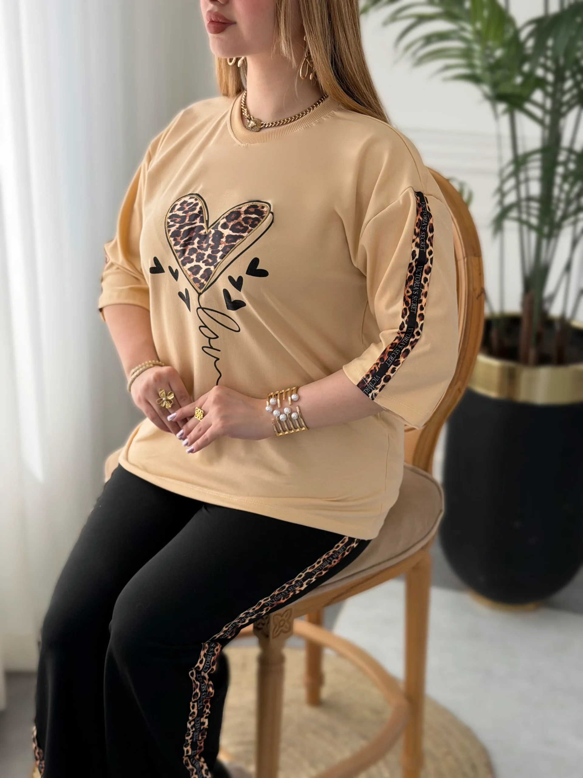 نمای نزدیک گلدوزیهای قلبی روی پارچه پنبهای ست راحتی