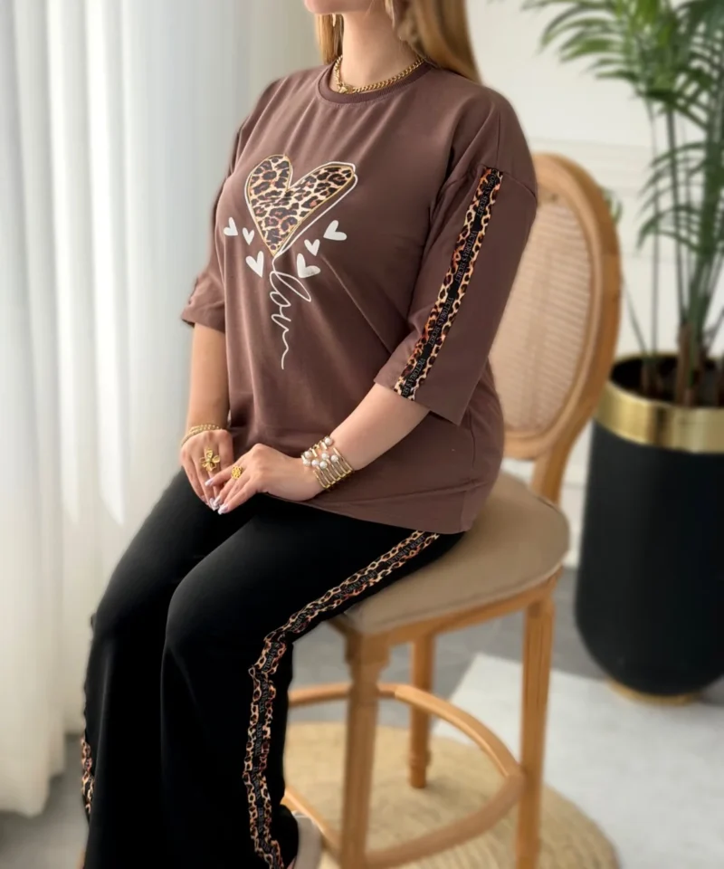 گلدوزی‌های قلبی روی پارچه پنبه‌ای ست راحتی قلبی